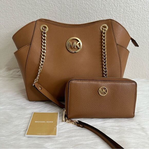 Michael Kors Jet Set Saffiano Leather Shoulder Bag with Wallet - Picture 3 of 14